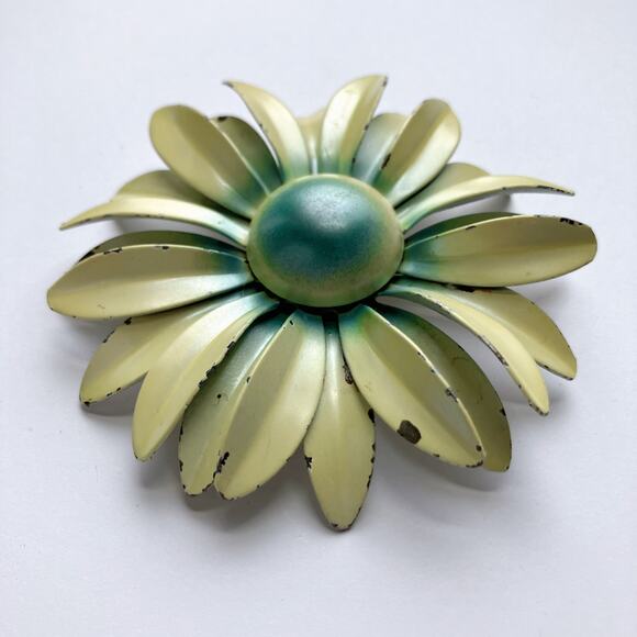VTG 1960s Mod Cream Yellow Enamel Daisy Flower Power Brooch Enameled Metal Pin - Picture 5 of 10